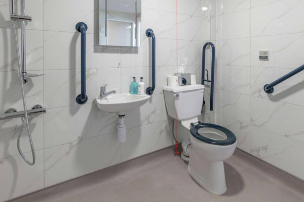 Superior-king-with-disability-access-bathroom